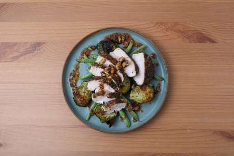 Keto: Chicken Breasts with Rosemary-Walnut Crumble - Step #5 Dresser les plats