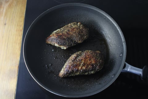 Keto: Chicken Breasts with Rosemary-Walnut Crumble - Step #3 Cuire le poulet