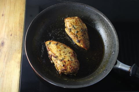 Maple-Thyme Glazed Chicken Breasts - Step #4 Cuire et enrober le poulet
