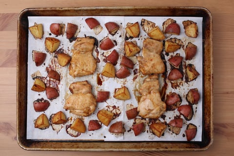 Sheet Pan Sticky Tamarind Chicken Thighs - Step #2 Commencer le poulet et les légumes