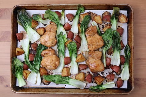 Sheet Pan Sticky Tamarind Chicken Thighs - Step #4 Finir le poulet et les légumes