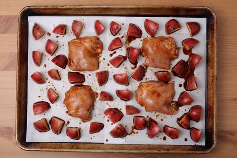 Sheet Pan Sticky Tamarind Chicken Thighs - Step #1 Préparer le poulet et les légumes