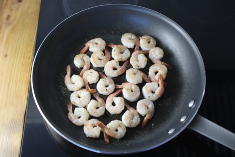 Speedy Saigon Shrimp Salad - Step #3 Cuire les crevettes