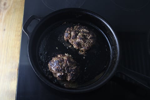 Maple-Mustard Glazed Beef Mini Meatloaves - Step #3 Préparer et cuire les pains de viande