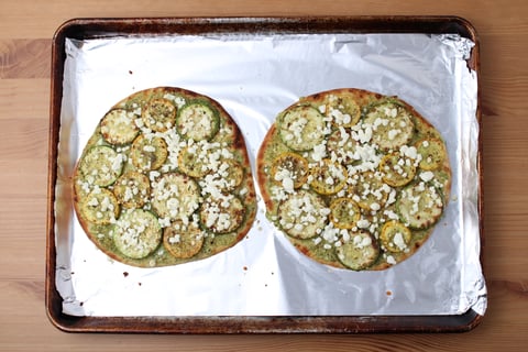 Two-Zucchini & Goat Cheese Flatbreads - Step #3 Assembler et cuire les pains plats
