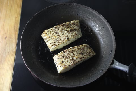 Tuscan Pan-Seared Pacific Halibut - Step #4 Cuire le flétan