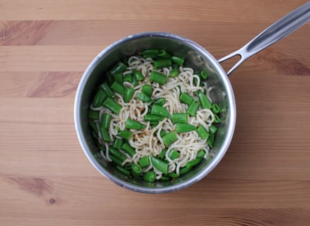 L’Artisan: Hoisin Lamb Chops over Sesame Noodles - Step #1 Cuire les nouilles et les pois