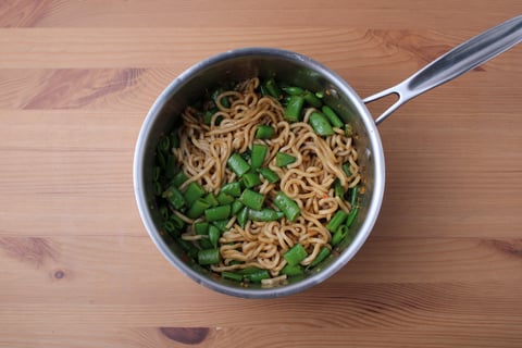 L’Artisan: Hoisin Lamb Chops over Sesame Noodles - Step #5 Mélanger les nouilles