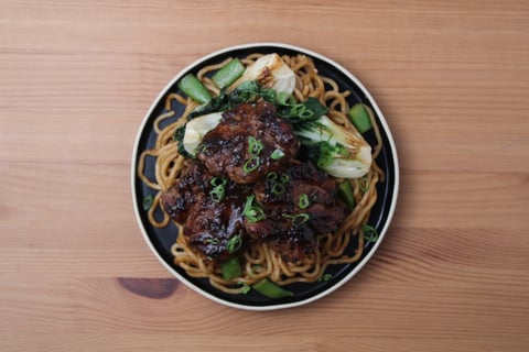 L’Artisan: Hoisin Lamb Chops over Sesame Noodles - Step #6 Dresser les plats