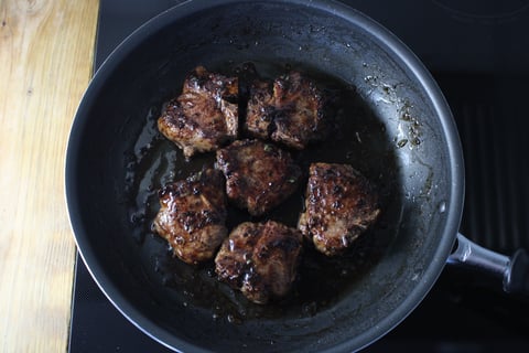 L’Artisan: Hoisin Lamb Chops over Sesame Noodles - Step #4 Cuire et enrober l’agneau