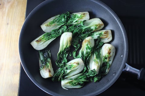 L’Artisan: Hoisin Lamb Chops over Sesame Noodles - Step #3 Saisir les bok choys