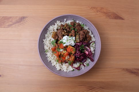 Spiced Ground Beef Burrito Bowls - Step #5 Préparer la crème sure à la coriandre et servir
