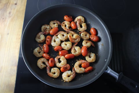 10-Minute Shrimp Tacos - Step #2 Cuire les crevettes et les tomates