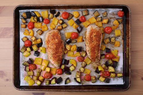 Keto: Greek-Style Chicken Traybake - Step #2 Préparer et rôtir le poulet et les légumes