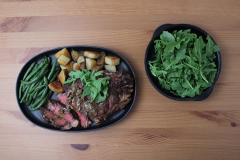 Goodfood x L'Abattoir: Grass-Fed Rib Steak with Porcini Sauce - Step #6 Assaisonner la bébé laitue et servir
