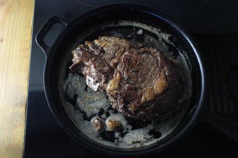 Goodfood x L'Abattoir: Grass-Fed Rib Steak with Porcini Sauce - Step #3 Cuire le steak