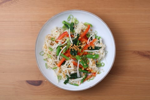 Vegetarian Larb Noodle Bowls - Step #5 Faire la salade de nouilles et servir