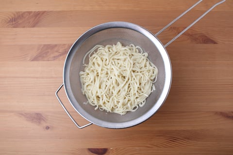 Speedy Shrimp & Peanutty Egg Noodles - Step #1 Cuire les nouilles
