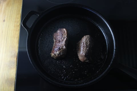 Seared Steaks & Parsnip Frites - Step #2 Cuire les steaks