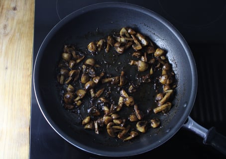 Carb-Wise: Spiced Cod & Black Garlic Mushroom Sauce - Step #3 Préparer la sauce