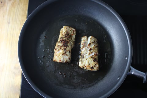 Carb-Wise: Spiced Cod & Black Garlic Mushroom Sauce - Step #4 Cuire la morue