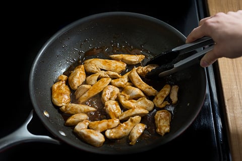 BBQ Chicken Naan Pizzas - Step #2 Cuire et enrober le poulet