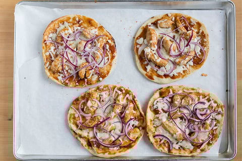 BBQ Chicken Naan Pizzas - Step #3 Assembler et cuire les pizzas