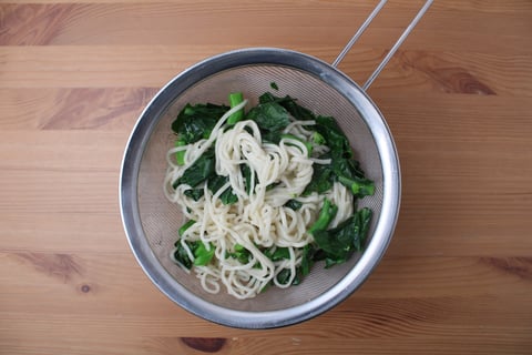 Quick Vegan Dan Dan Noodles - Step #2 Cuire les nouilles et les gai lans