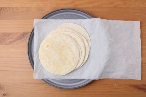 Thai-Style Lemongrass Ground Beef Tacos - Step #5 Chauffer les tortillas