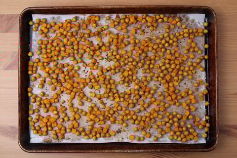 Spicy Salsa Verde Roasted Chickpea & Squash Tacos - Step #1 Rôtir les pois chiches et la courge