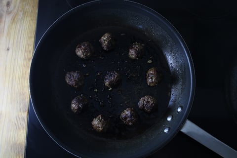 Greek-Style Beef Meatballs with Tomato-Cucumber Salad - Step #3 Préparer et cuire les boulettes