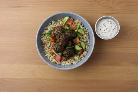 Greek-Style Beef Meatballs with Tomato-Cucumber Salad - Step #5 Dresser les plats