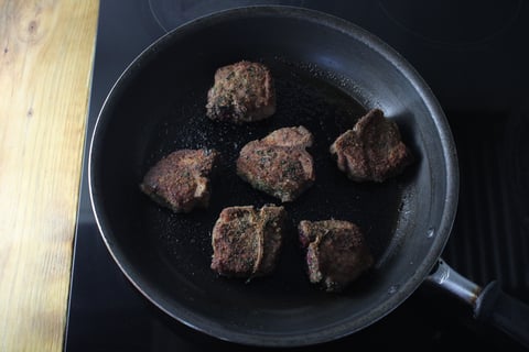 Goodfood x Laurent Dagenais: Herb-Crusted Grass-Fed Lamb Chops - Step #3 Prepare & cook the lamb