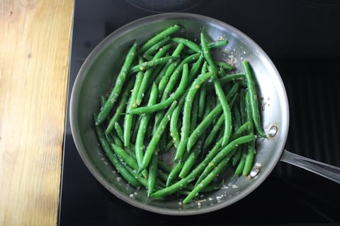 Goodfood x Laurent Dagenais: Herb-Crusted Grass-Fed Lamb Chops - Step #4 Cook the green beans