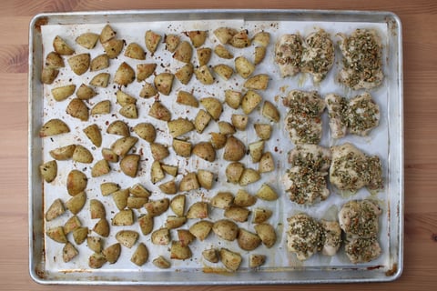 Chicken & Veggie Traybake - Step #3 Rôtir le poulet et les pdt