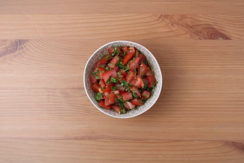 Chicken Shawarma Bowls with Tomato-Parsley Salad - Step #5 Faire la salade