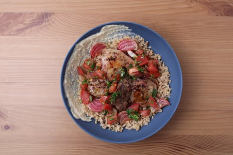 Chicken Shawarma Bowls with Tomato-Parsley Salad - Step #6 Dresser les plats