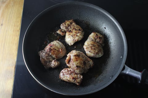 Chicken Shawarma Bowls with Tomato-Parsley Salad - Step #3 Cuire le poulet