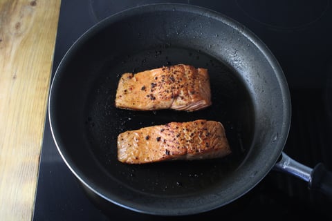 L’Artisan: Steelhead Trout with Zingy String Pea Salad - Step #3 Cuire la truite