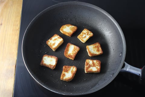 Halloumi & Apple Grain Bowls - Step #4 Saisir l’halloumi