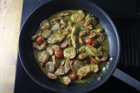 Creamy Pesto Chicken Breasts with Cherry Tomatoes - Step #4 Cuire le poulet et faire la sauce