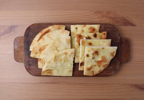 L’Artisan: Tiger Shrimp Saganaki with Roasted Peppers & Feta - Step #5 Griller les naans