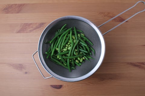 Quinoa, Veggie & Apple Bowls - Step #2 Blanch the string beans & edamame