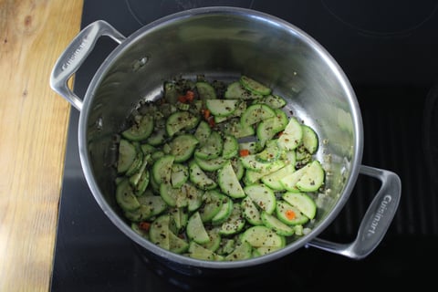 Quick One-Pot Tortellini Soup - Step #2 Cuire les légumes