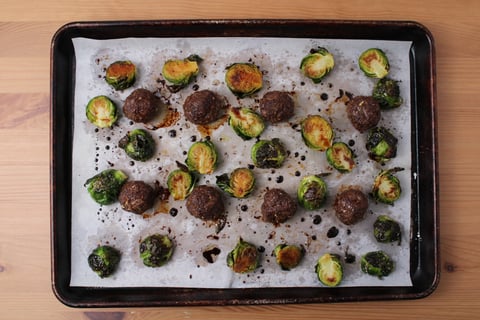 Korean-Inspired Beef Meatball Sheet Pan - Step #3 Rôtir les boulettes et les choux de Bruxelles