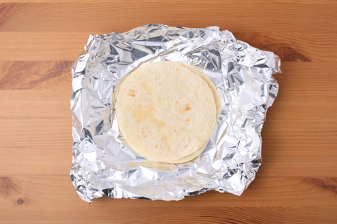 10-Minute Shrimp Tacos - Step #2 Chauffer les tortillas