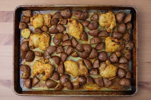 Thai-Spiced Chicken & Potato Traybake - Step #3 Rôtir le poulet et les pdt