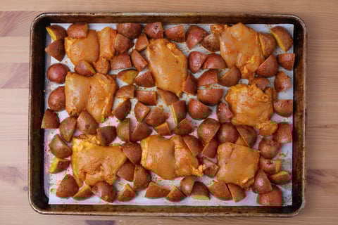 Thai-Spiced Chicken & Potato Traybake - Step #2 Préparer le poulet et les pdt