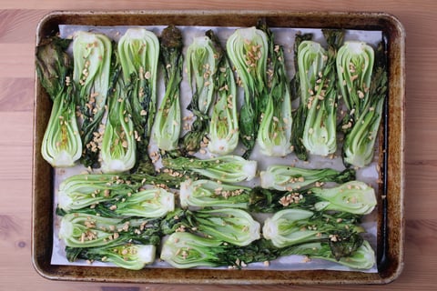 Thai-Spiced Chicken & Potato Traybake - Step #4 Rôtir les bok choys