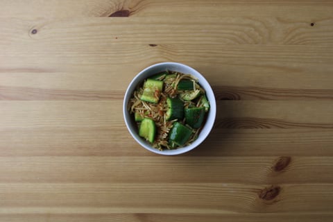 Korean-Style Chicken & Spicy Gochujang Cream - Step #4 Faire la salade de concombres écrasés